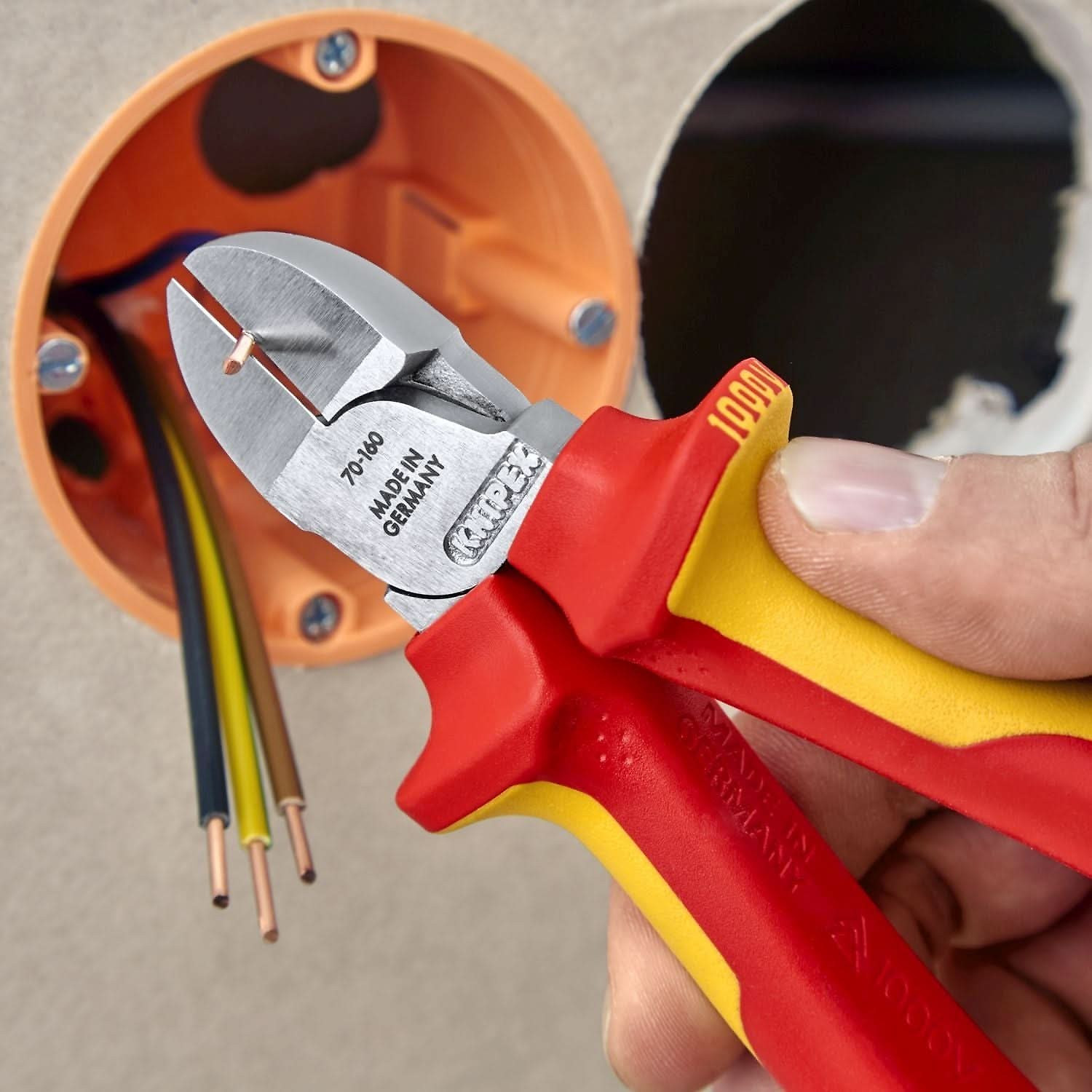 70 26 160-40369263_17.jpg